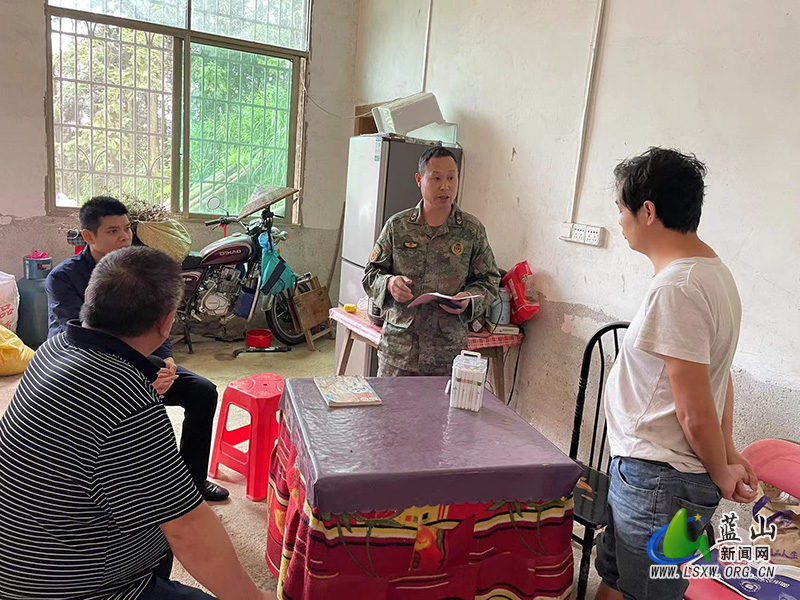 塔峰镇开展关爱重点未成年人联合走访活动.jpg
