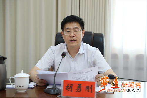 胡勇刚主持召开县委常委班子“镜鉴”以案促改专题民主生活会2_副本500.jpg