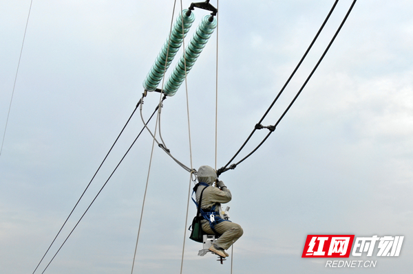 国网湖南超高压输电公司开展“小飞人”带电作业 保障居民用电安全