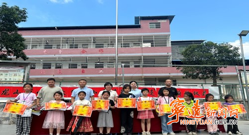 宁远：大爱无疆传美德  情暖六一献真情_副本500.jpg