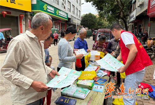 宁远：普法宣传进集市 便民服务暖人心_副本500.jpg
