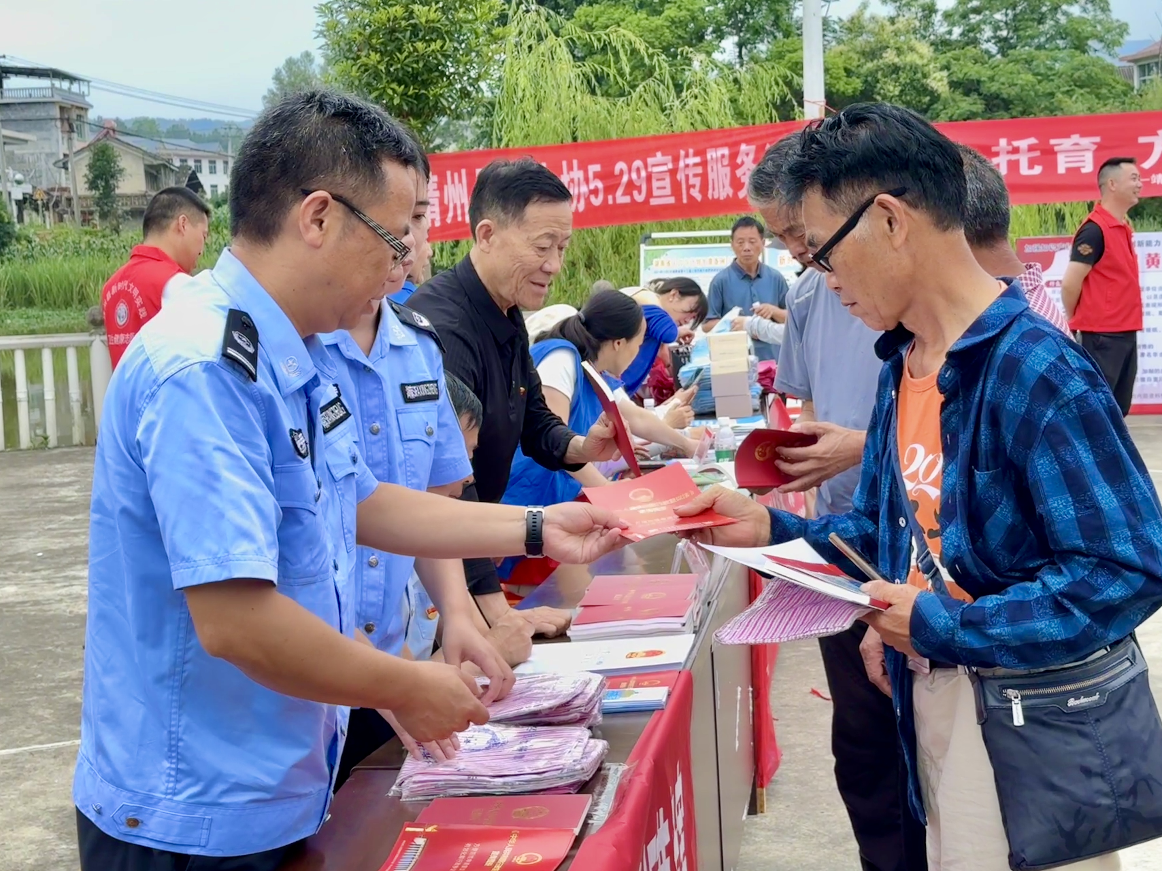 宣传讲解《行政复议法》《民法典》（潘雨欣摄）.jpg