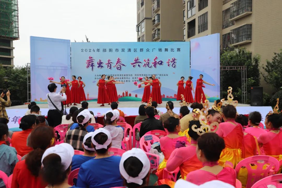 双清区举办“舞出青春 共筑和谐”群众广场舞大赛(图2)