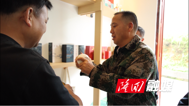 刘厚见到虎形山瑶族乡调研(图1)