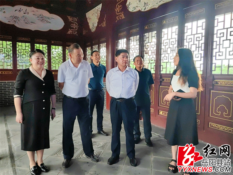 视察全民鸽业种业基地.jpg