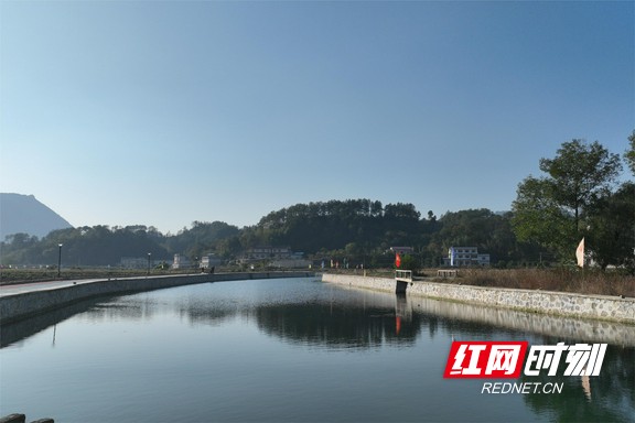 治理后的零溪河——零溪镇拣花村河段，河岸美观、河面开阔，2.5千米健身步道成为沿岸居民休闲健身的最佳去处。.marked.jpg