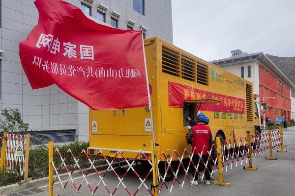 4图为国网山南供电公司对市县高考考点开展全方位输配变及考点相关设备的巡视、隐患消缺、测温等工作 (5).jpg