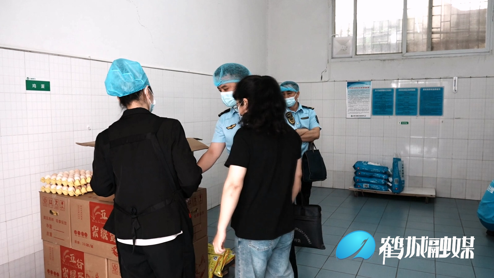 鹤城区市场监督管理局开展校园食品安全专项监督抽检（半成品）.mp4_20240606_163926.178.jpg
