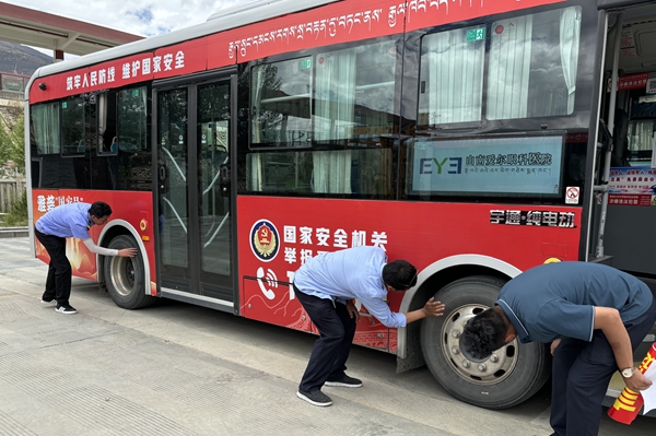 6图为对高考运输车辆进行安全检查.jpg