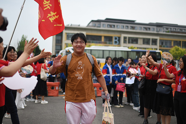 6月7日，在北京市人大附中通州校区考点，考生与送考老师击掌加油。人民网记者 翁奇羽摄