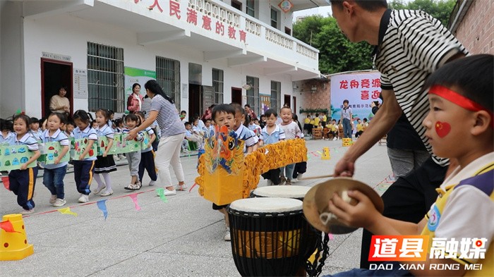 道县：浓浓端午情 非遗龙船“划”进幼儿园2_副本.jpg