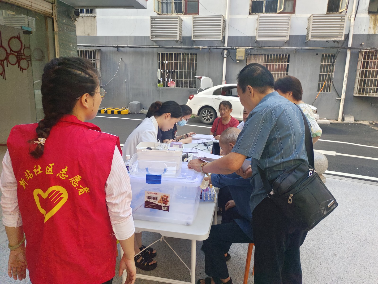 关爱老人在行动 (1).jpg
