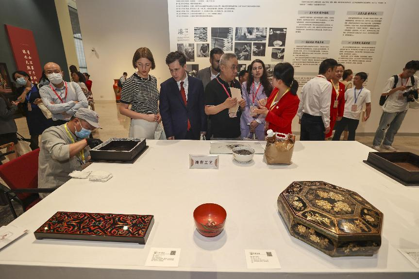 2023年5月28日，北京，推光漆器匠人为驻华使节展示技艺。