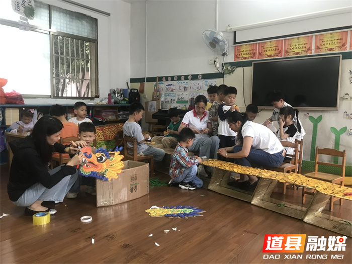 道县：浓浓端午情 非遗龙船“划”进幼儿园1_副本.jpg