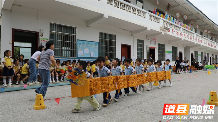 道县：浓浓端午情 非遗龙船“划”进幼儿园3_副本.jpg