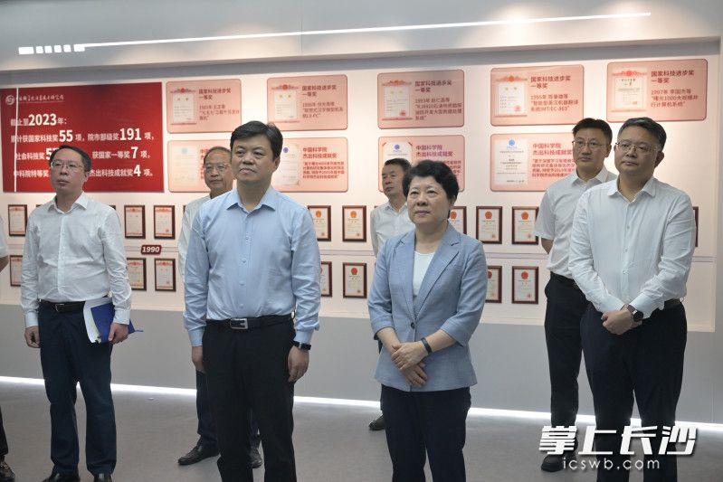 吴桂英在中国科学院计算技术研究所考察对接工作。