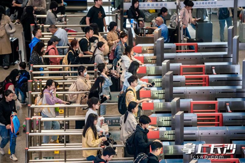 端午期间，长沙火车南站再迎客流高峰。 均为长沙晚报全媒体记者 周游 通讯员 黄先瑜 摄影报道