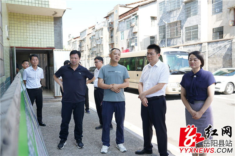 在县第八中学督导问题学生关爱帮扶工作并查看工作台账.jpg