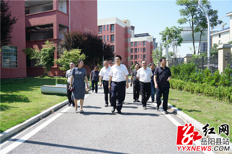 在县一中集英学校，实地督导学校周边环境治理及校外托管机构监督管理工作.jpg