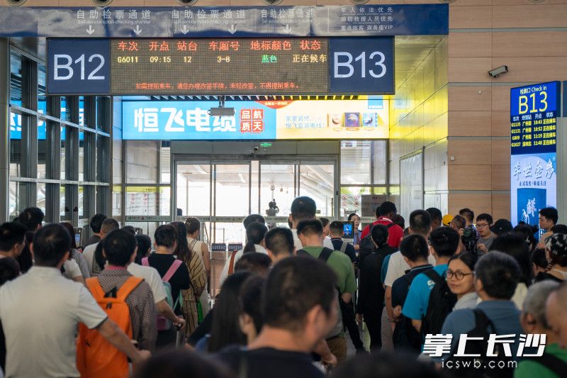 今日上午，在长沙火车南站，不少旅客正在排队检票进站，准备乘坐G6011次复兴号列车。 均为长沙晚报全媒体记者 冯启阳 摄