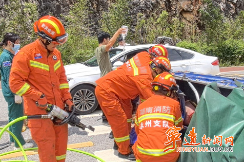 宁远：三轮车与小车相撞 消防部门紧急营救六旬被困老人_副本500.jpg