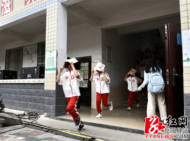 学生有序撤离.jpg
