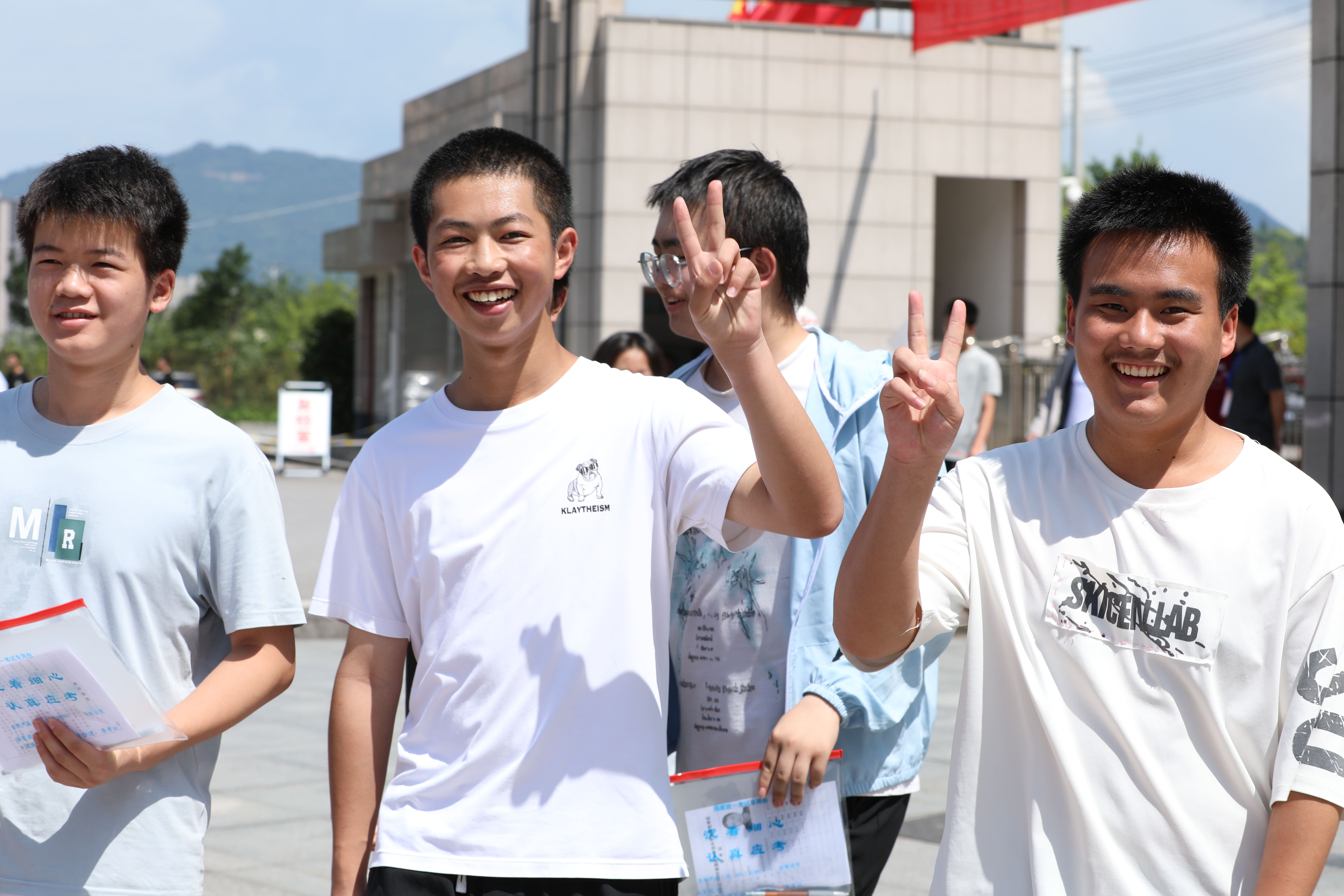 6月12日-13日，保靖县2024年普通高中学业水平合格性考试顺利完成，该县2989名考生以自信昂扬的姿态奔赴考场，书写青春答卷。 (2).jpg