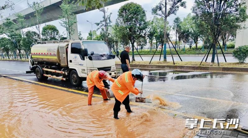 青竹湖環(huán)衛(wèi)所芙蓉北路緊急處理下水道泥水反涌淤積。 均為長(zhǎng)沙晚報(bào)通訊員侯佳樂(lè)攝