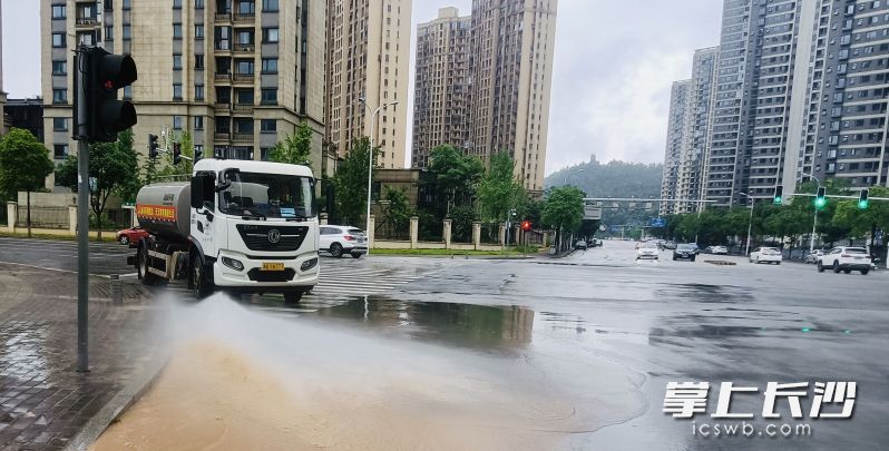 秀峰環(huán)衛(wèi)所水車清理鵝秀路雨后泥沙。