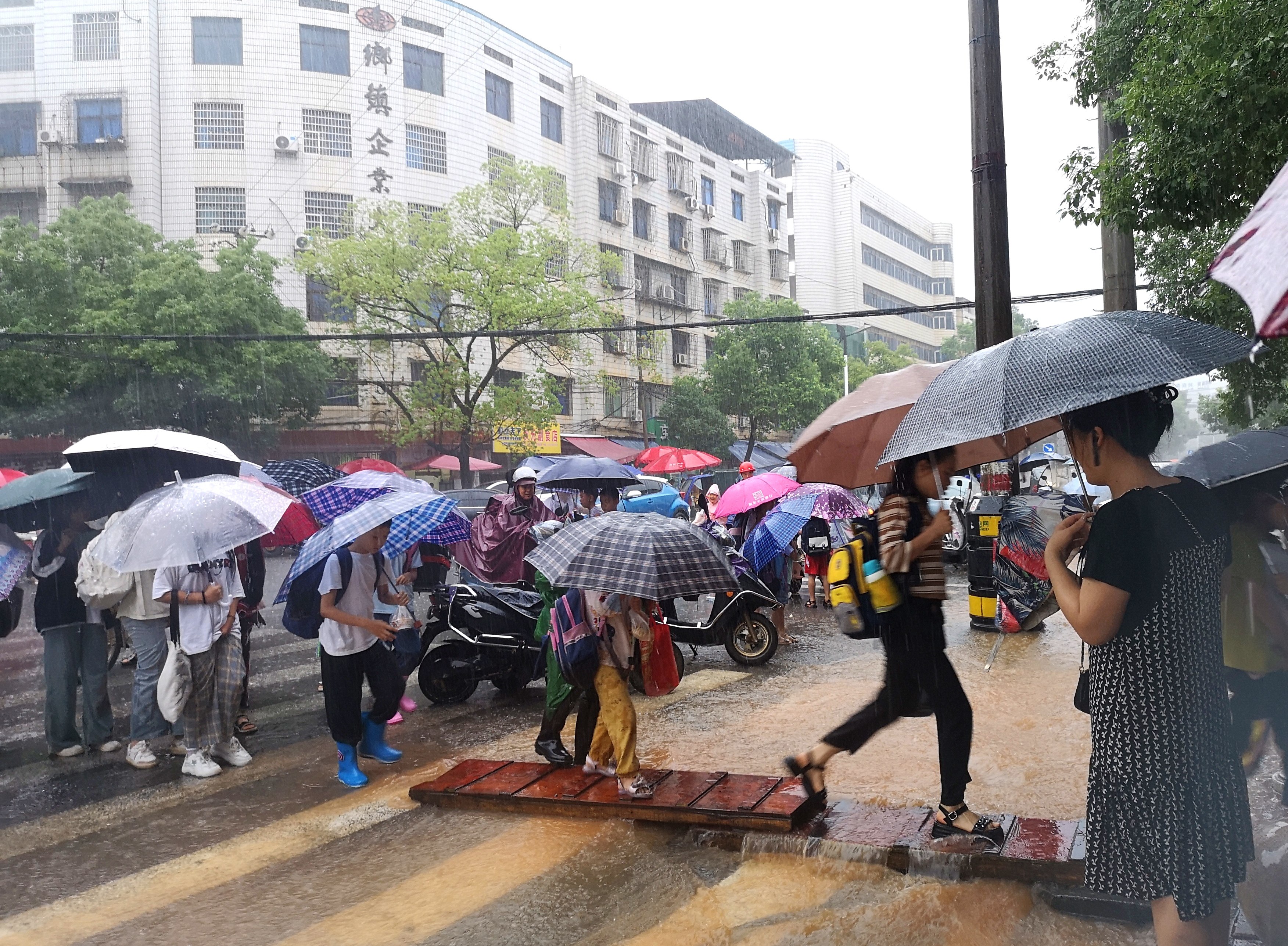 暴雨中的爱心桥 (2)_副本.jpg