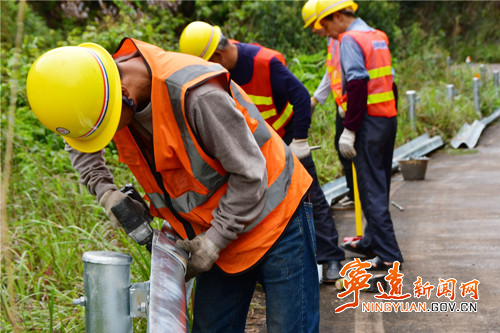 宁远县农村公路安全生命防护工程 “攻坚消薄”专项行动获全省推介2_副本_副本500.jpg