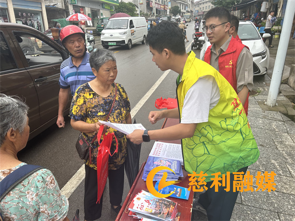 发放宣传资料 (4).jpg