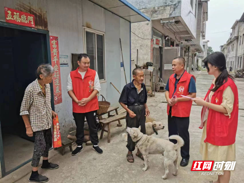 谷田村大力推行“三长制”，零距离服务群众。.jpg