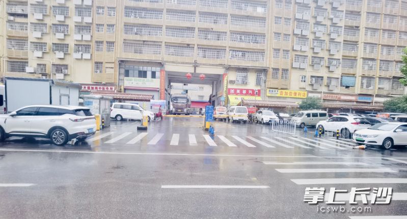 冒雨逛毛家橋市場，不必?fù)?dān)心淌水“濕身”。  長沙晚報(bào)通訊員 史靜波 供圖