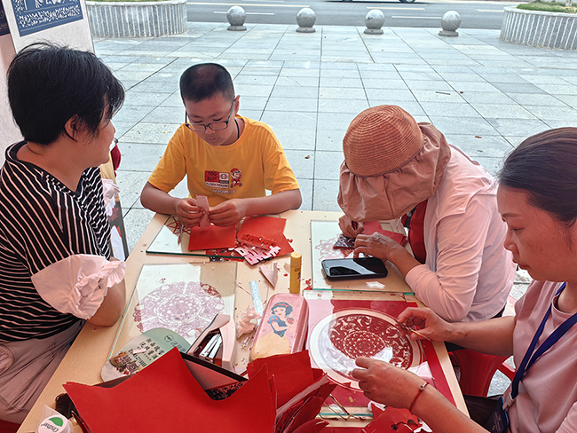 游客们认真学习辰州剪纸。陈丰艺 摄.jpg
