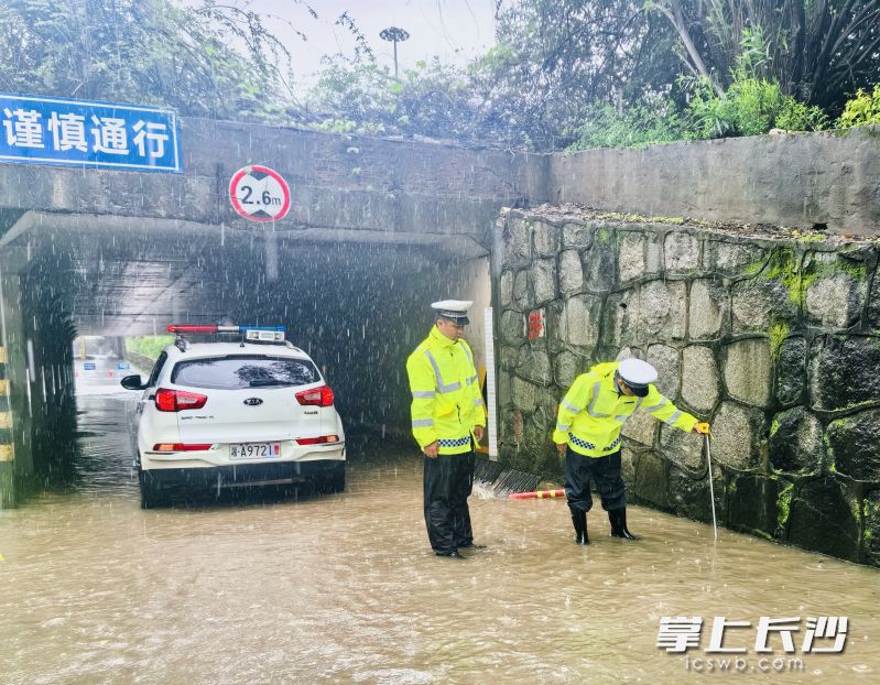 積水路段交警值守排險(xiǎn)。