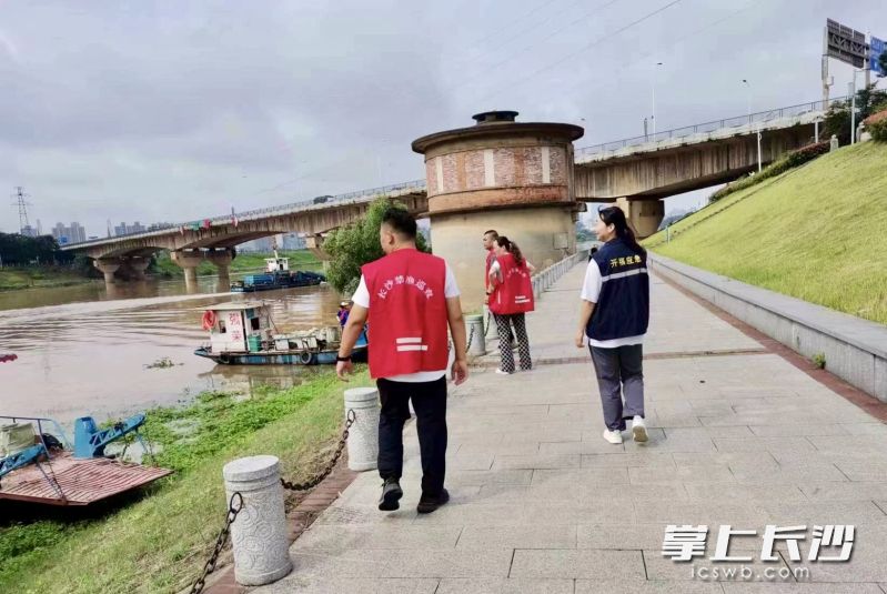 23日，開福區(qū)防指組織工作人員巡查河道防洪情況。長沙晚報全媒體記者 李卓 攝