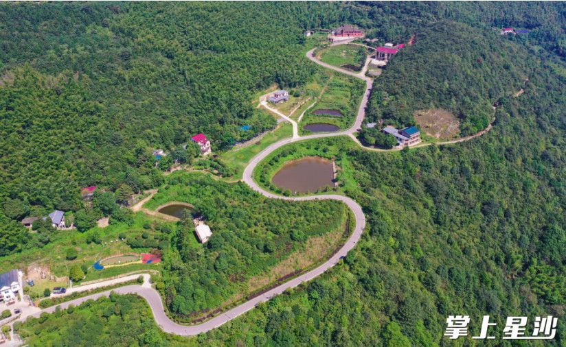 福临镇影珠山风景区，蜿蜒的公路为旅游发展打开通道。 章帝 摄