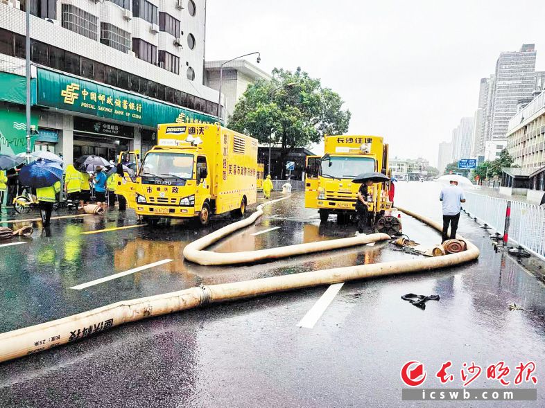 　　为防止长沙火车站6号地铁口被洪水漫灌，多部门联合开展防汛应急处突，紧急使用水泵对进水通道、配电间等区域进行抽水。　　长沙晚报全媒体记者 颜家文 通讯员 柴舟 摄影报道