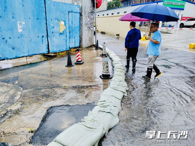 調(diào)配沙袋設(shè)置防洪墻，防止雨水倒灌進(jìn)基坑。