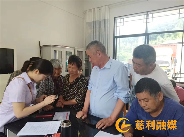 长沙银行工作人员为老人办理银行卡_副本.jpg