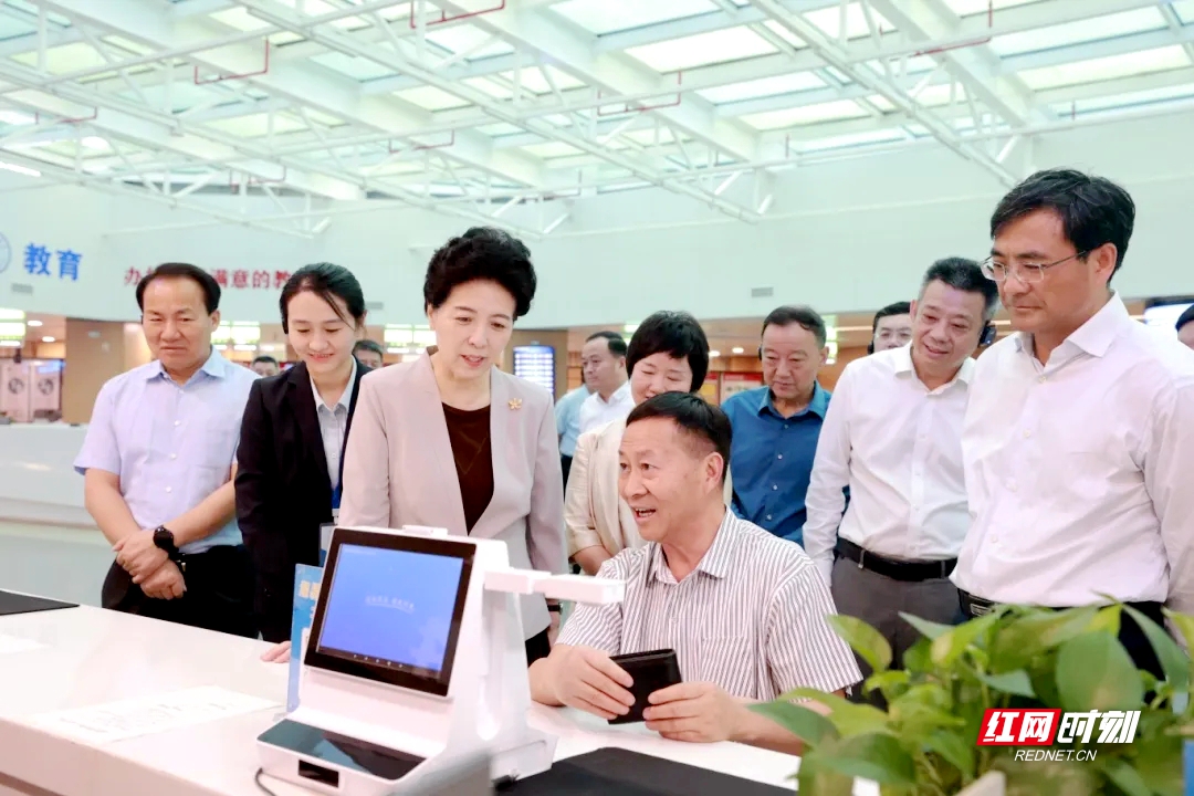 5月31日，省人大常委會黨組書記、副主任烏蘭視察省人社廳政務服務窗口。.webp.jpg