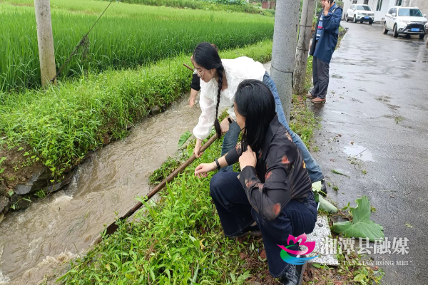 学员清理泄洪渠.jpg