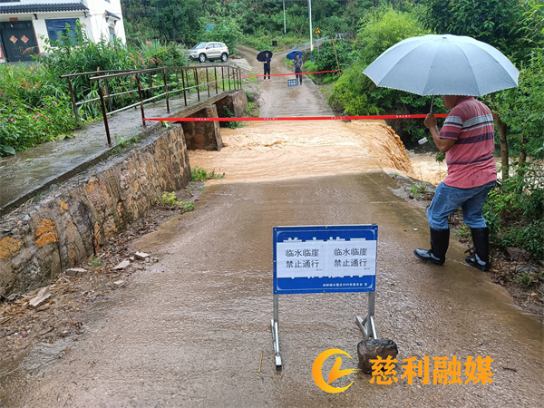 蹇庄存千家溶水库临水临涯路段设立警示标志，警示车辆避险，保护群众生命财产安全_副本.jpg