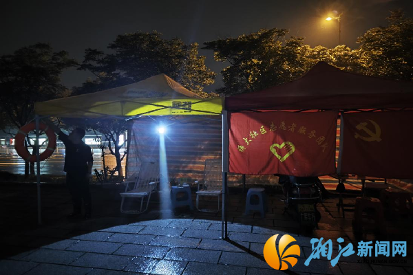 防汛人员夜班值守_副本.png