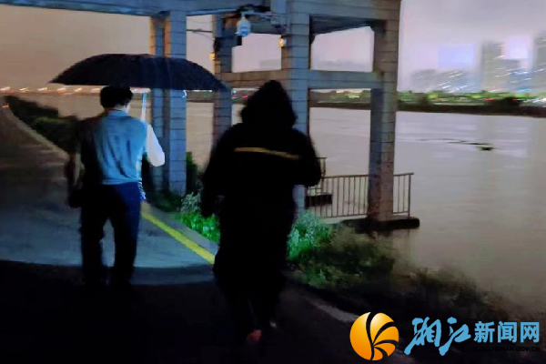 周武劝阻江边夜钓人员离开_副本.png
