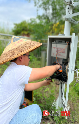 2024年6月21日，溆浦县气象局装备保障人员奔赴乡镇开展气象区域站维护维修。（图、文：张乐彬） (2).jpg