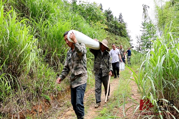 万佛山镇及时处置一处山体裂缝隐患 (8).jpg