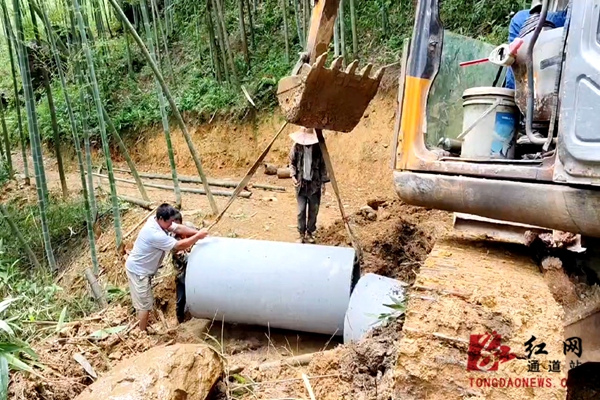 万佛山镇及时处置一处山体裂缝隐患 (2).jpg