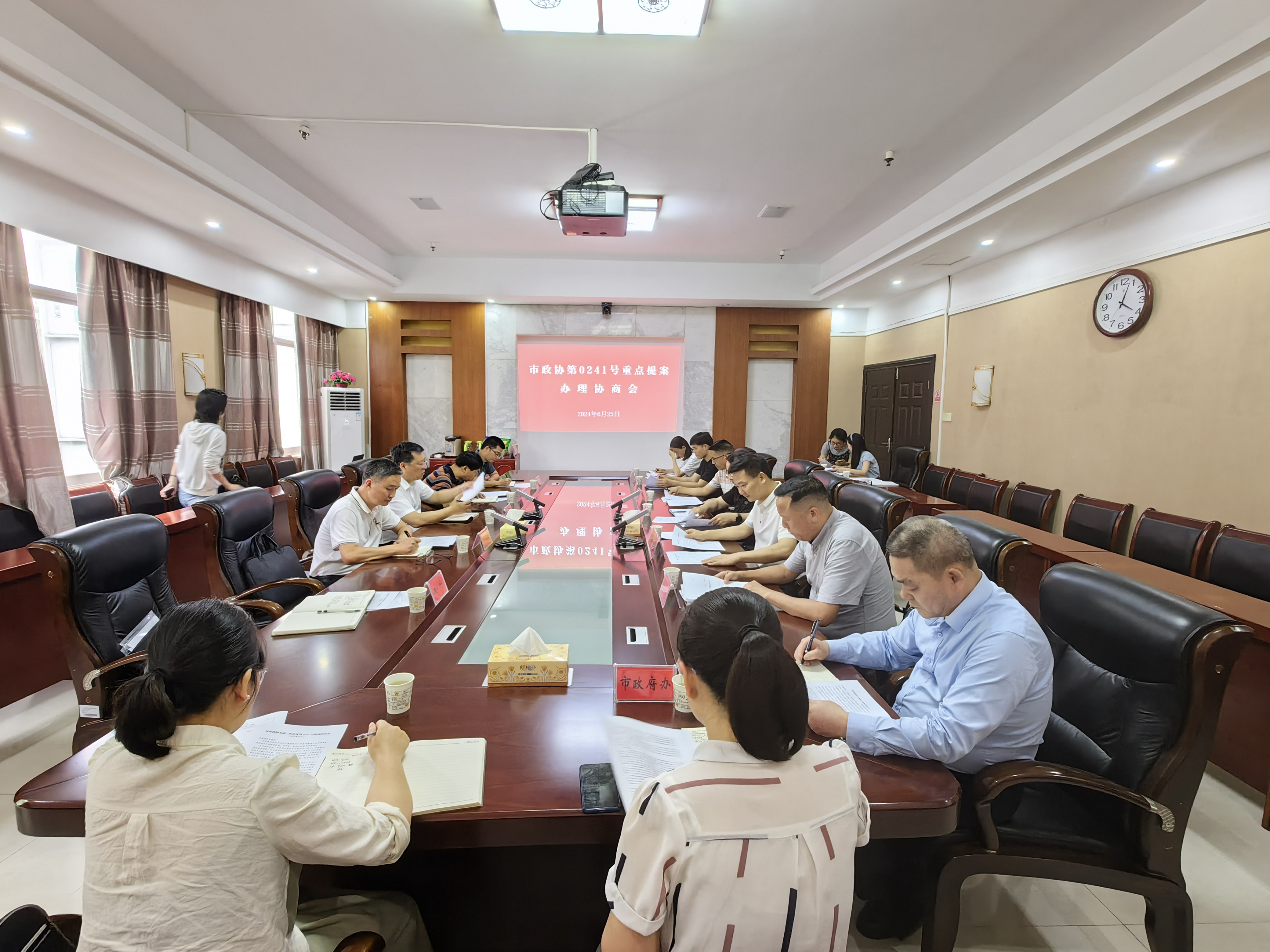 曾斌带队赴市工信局督办民建党派集体提案.jpg